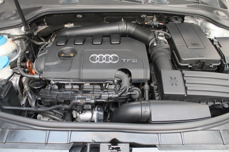 アウディ A3スポーツバック 2.0TFSI S-lineパッケージ 新並 左H 中古車